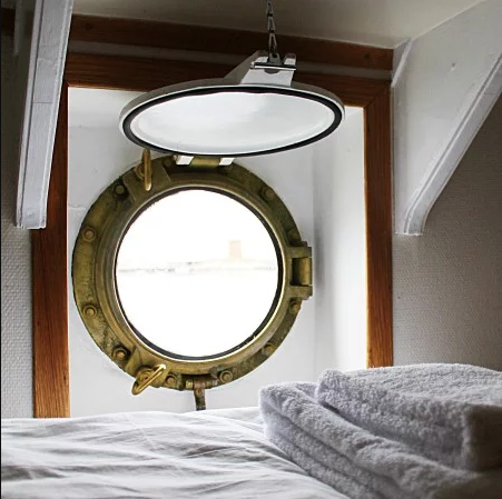 Hurtigruten MS Nordstjernen Middle deck 2 travellers c.png